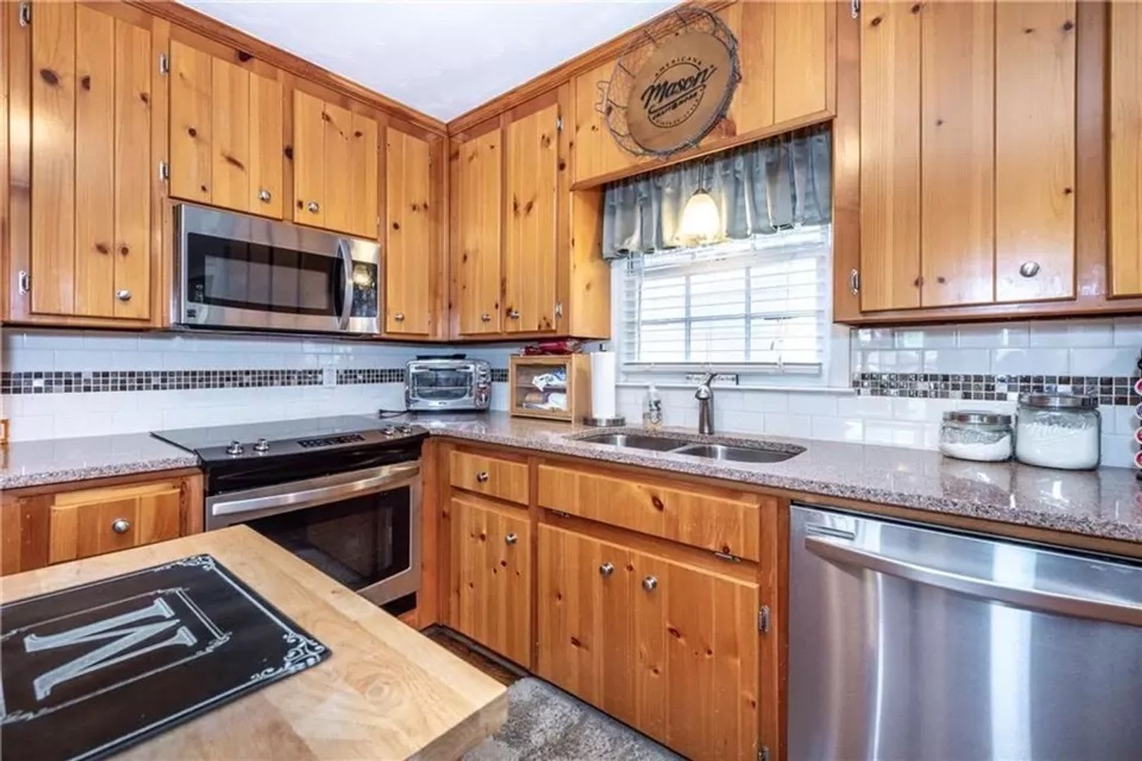 Room in 4 Bedroom Home at Morgan Ave – photo 2