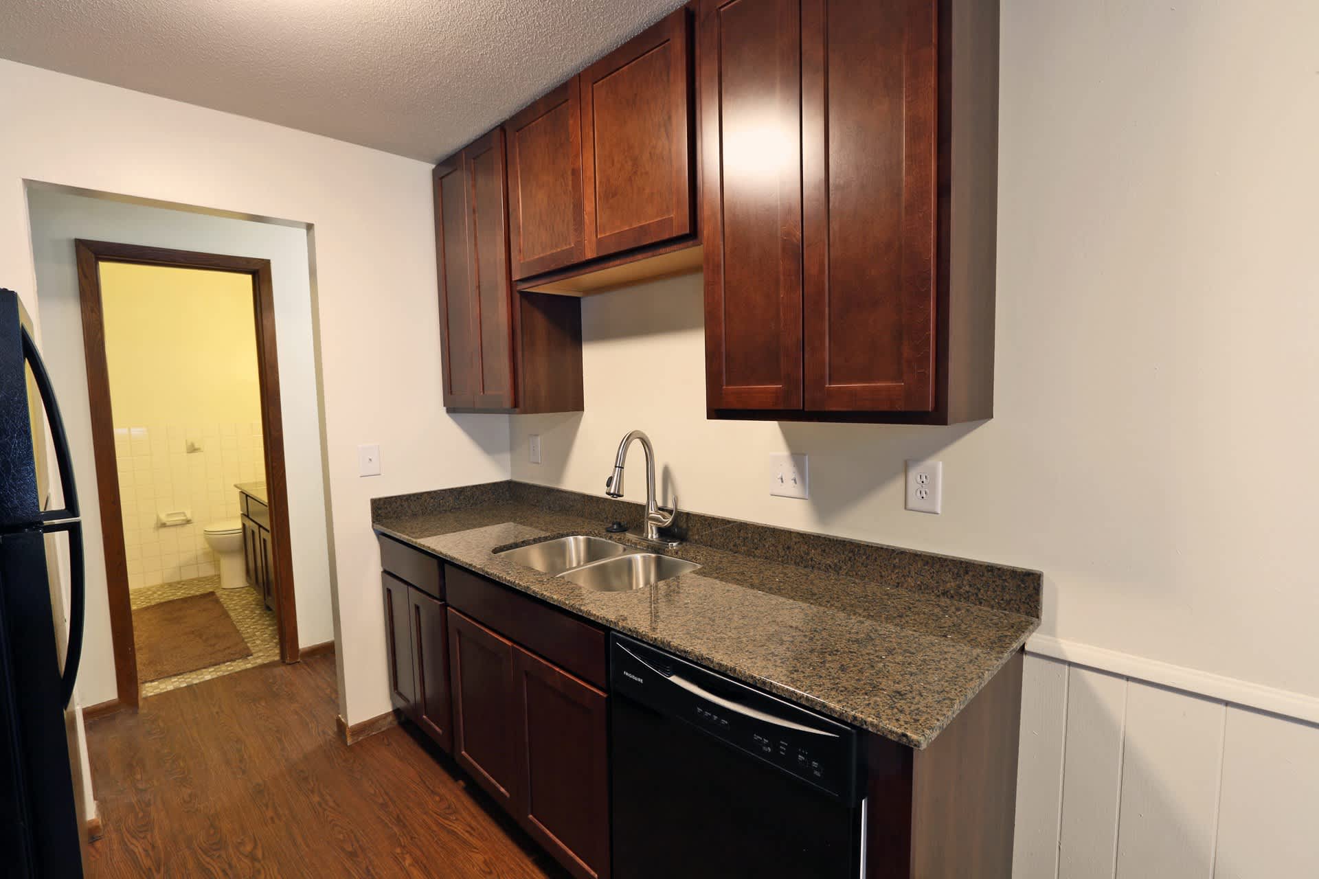 Apache Manor Apartments – photo 2