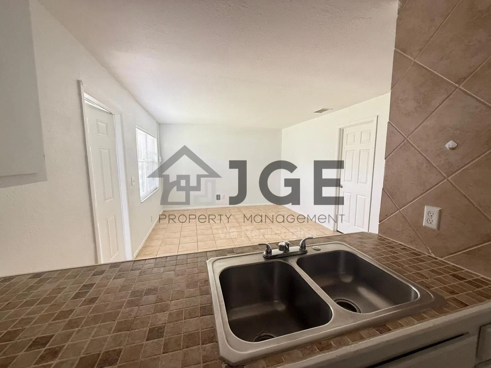 198 Charlotte Avenue – photo 4