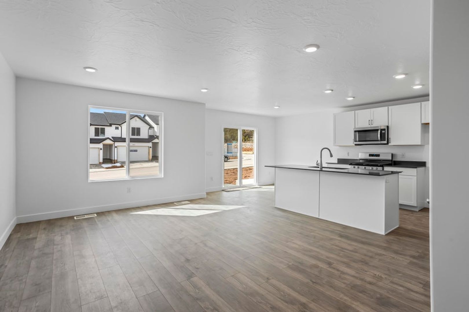 Townhome With Great Amenities &amp; Pet Friendly! – photo 3