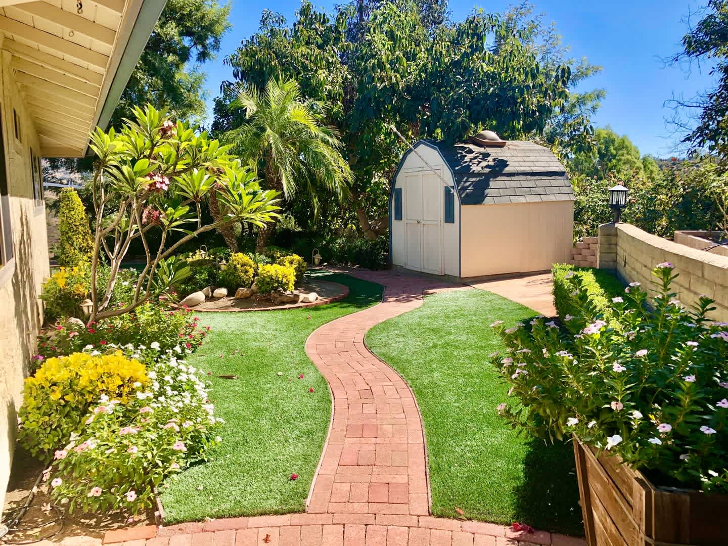 Beautiful Custom Home in Fallbrook, just minutes from town, Million Dollar Views, and Privacy a Plenty! – photo 5
