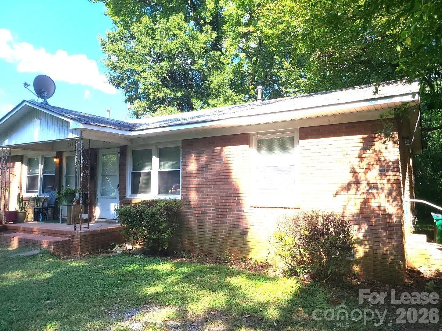 956 S Hoskins Road – photo 1