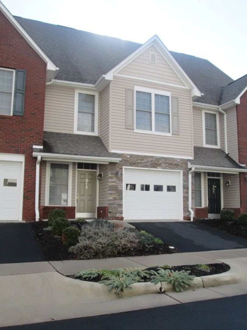 3 Bedroom 2.5 Bath Townhouse with 1 Car Garage – photo 1