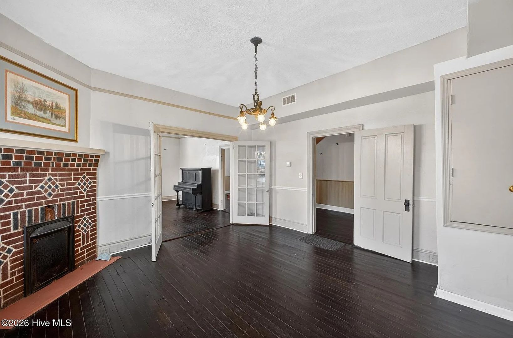 Ideal for Medical Professionals & Students – Spacious 5BR Near Downtown – photo 3