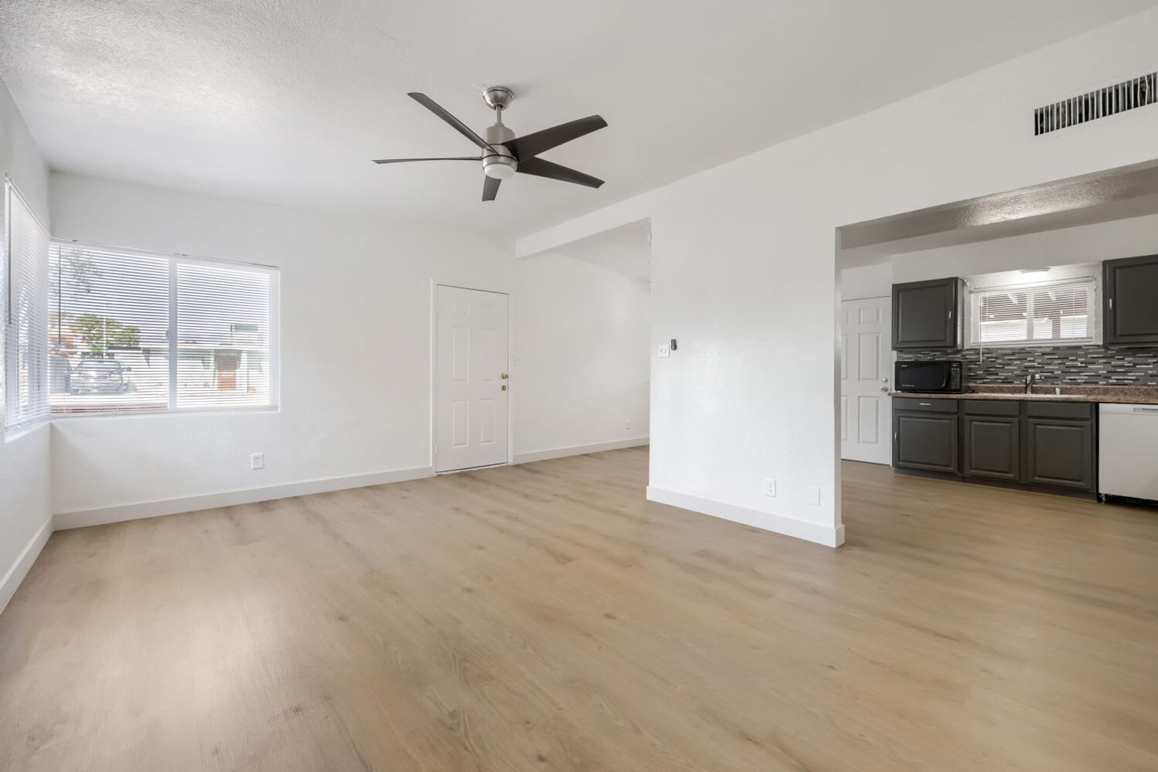 Charming 3 Bedroom Las Vegas Home With Rv Parking Huge Fenced Yard – photo 5