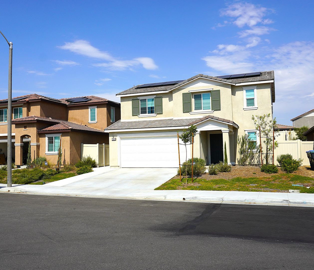 Beautiful 2024 Built DR Horton Home with Loft, Solar & Modern Upgrades – photo 1