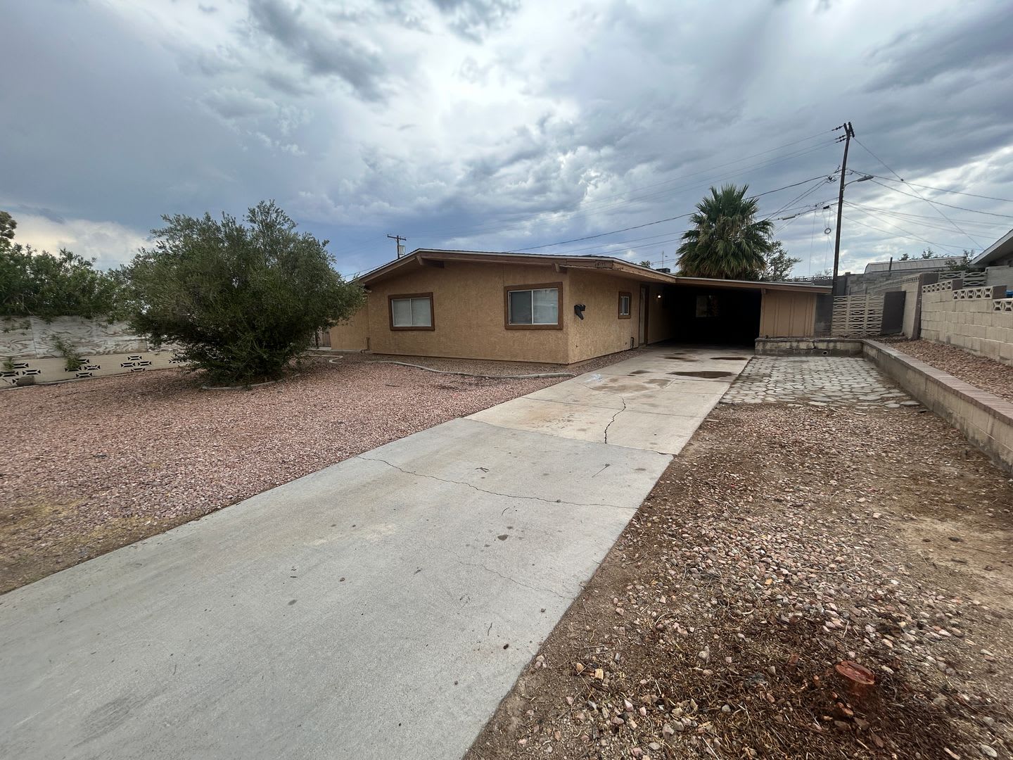 Single story home with large backyard and huge carport with plenty of storage. – photo 1