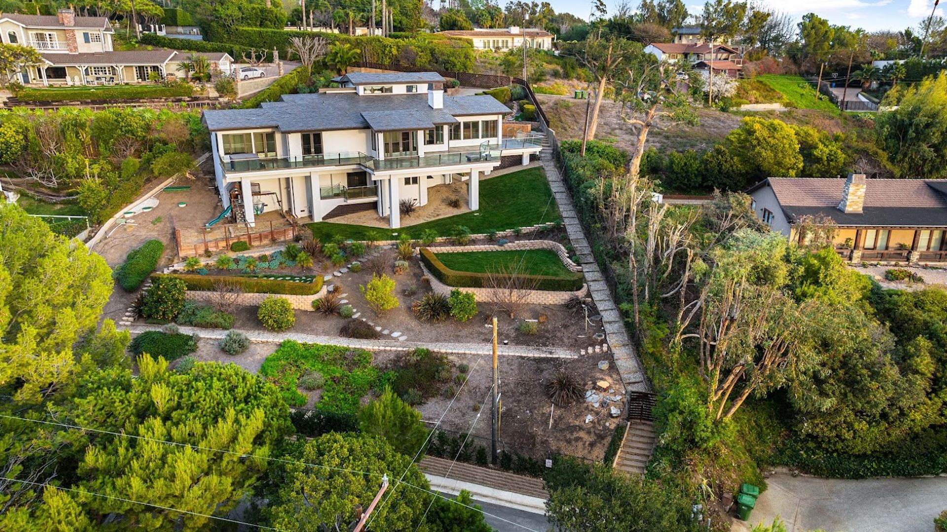 4 Bed, 5 bath home with stunning ocean views located in Malibu hills – photo 2