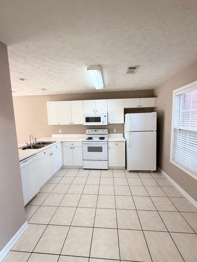 2 Bed/2.5 Bath at Donahue Crossing Available! – photo 4