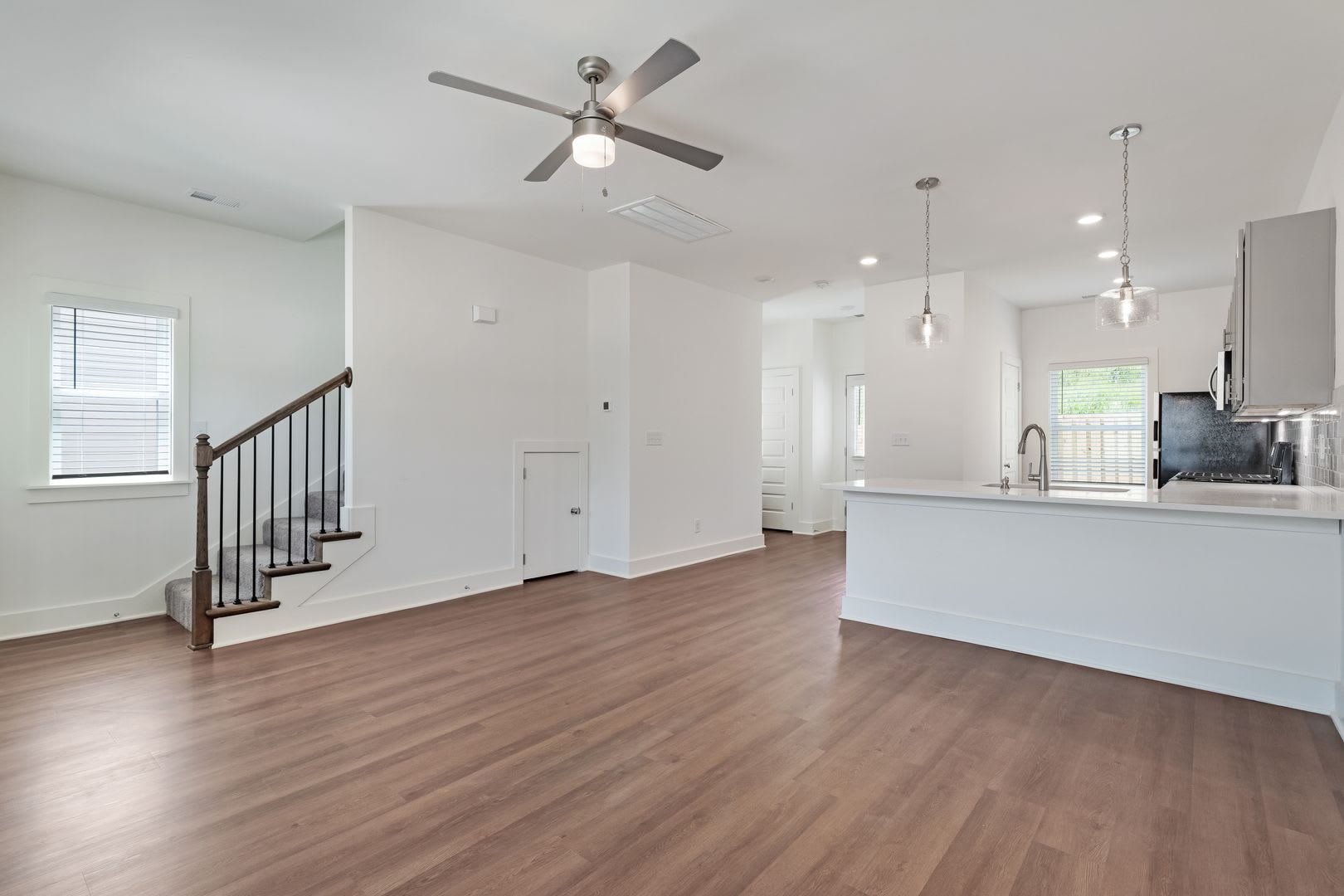 Upscale single family home with fenced backyard! – photo 4