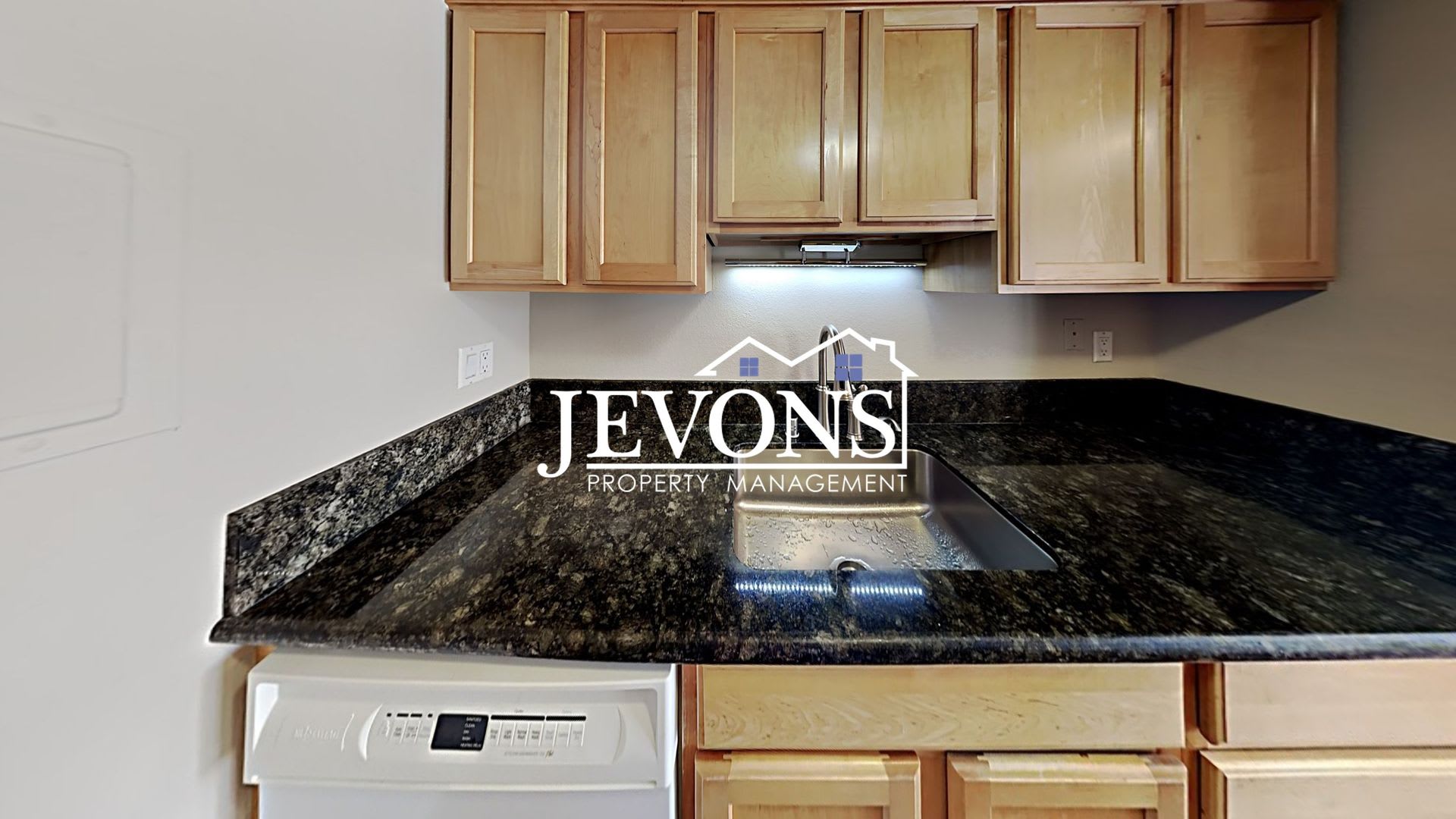 Charming top-floor condo with fully equipped kitchen – photo 4
