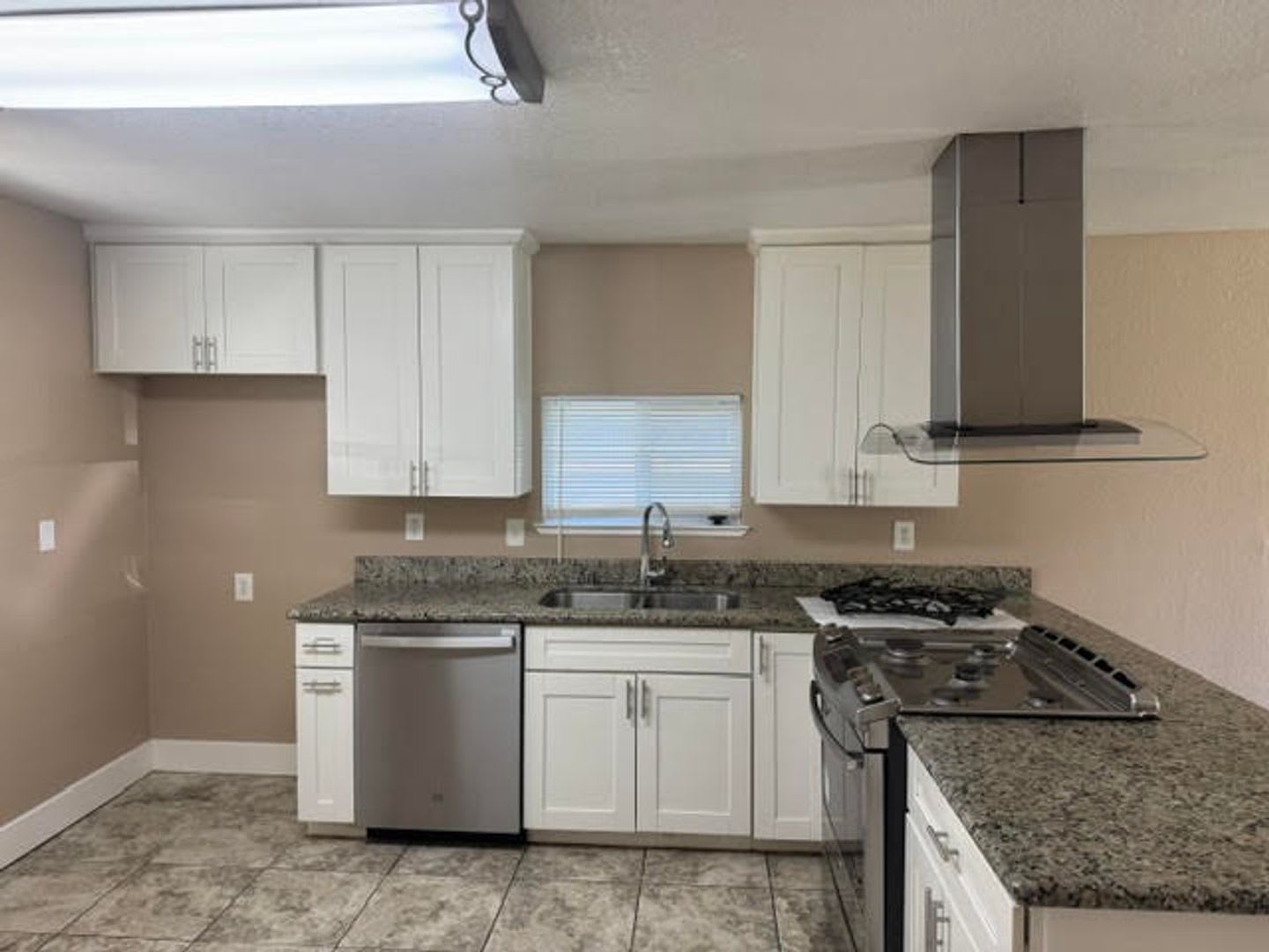 Completely Remodeled 4 bedroom in Ripon – photo 4