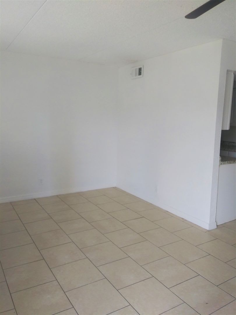 1 Bedroom Apartment in Arlington Square Garden! – photo 3