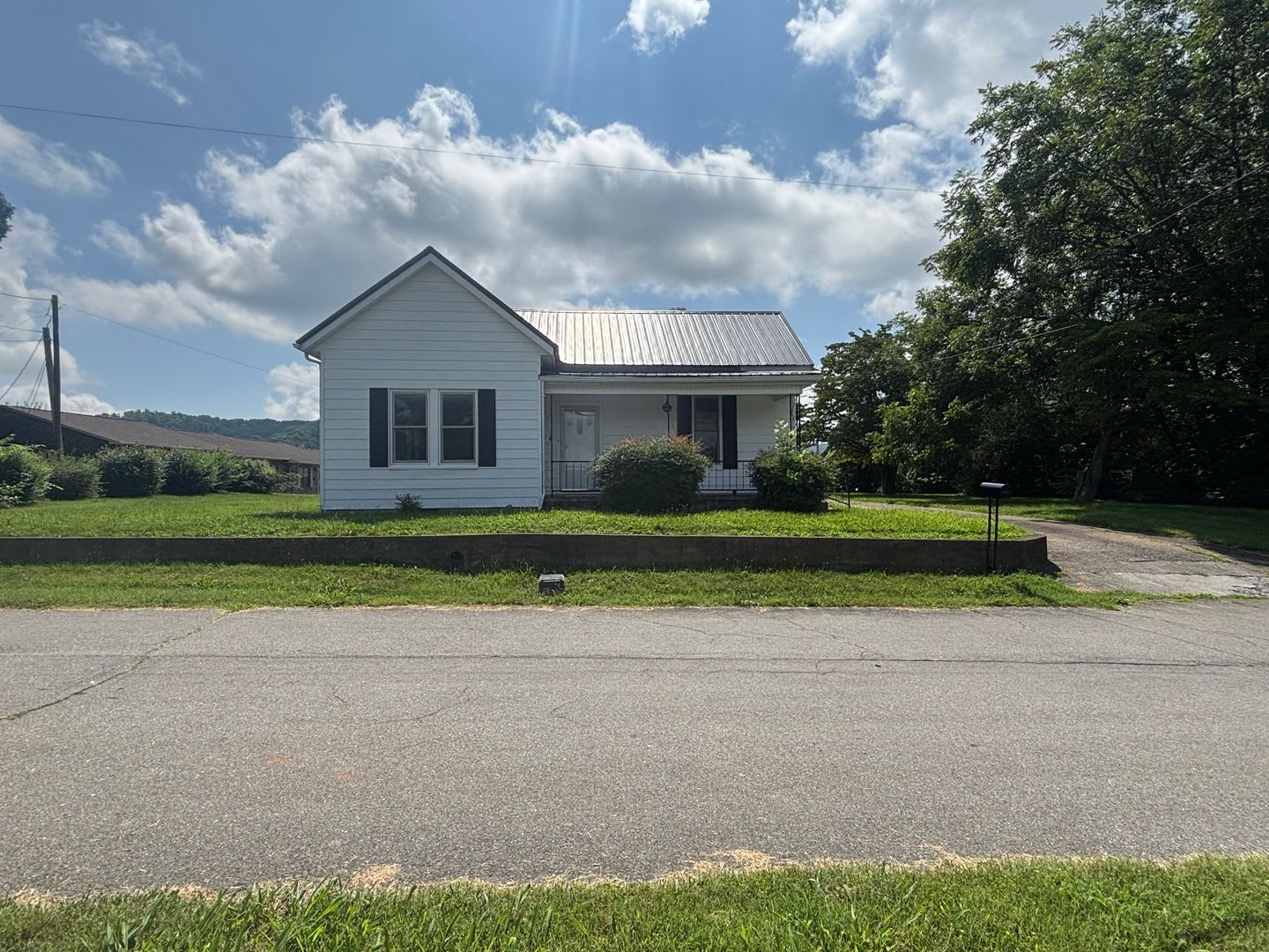 Your perfect 4-bed / 2-beth home in Elizabethton awaits! $2400 – photo 1