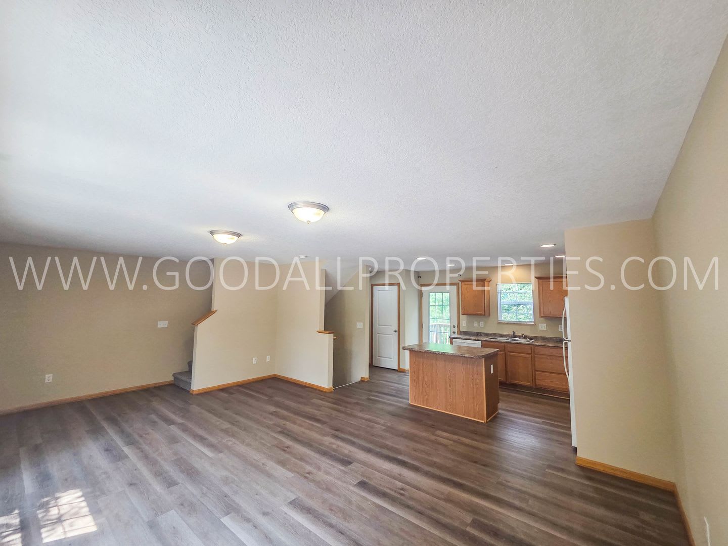 Price reduction!! 2-Bedroom, 2.5-Bath Urbandale Townhome with Attached 2-Car Garage – photo 4