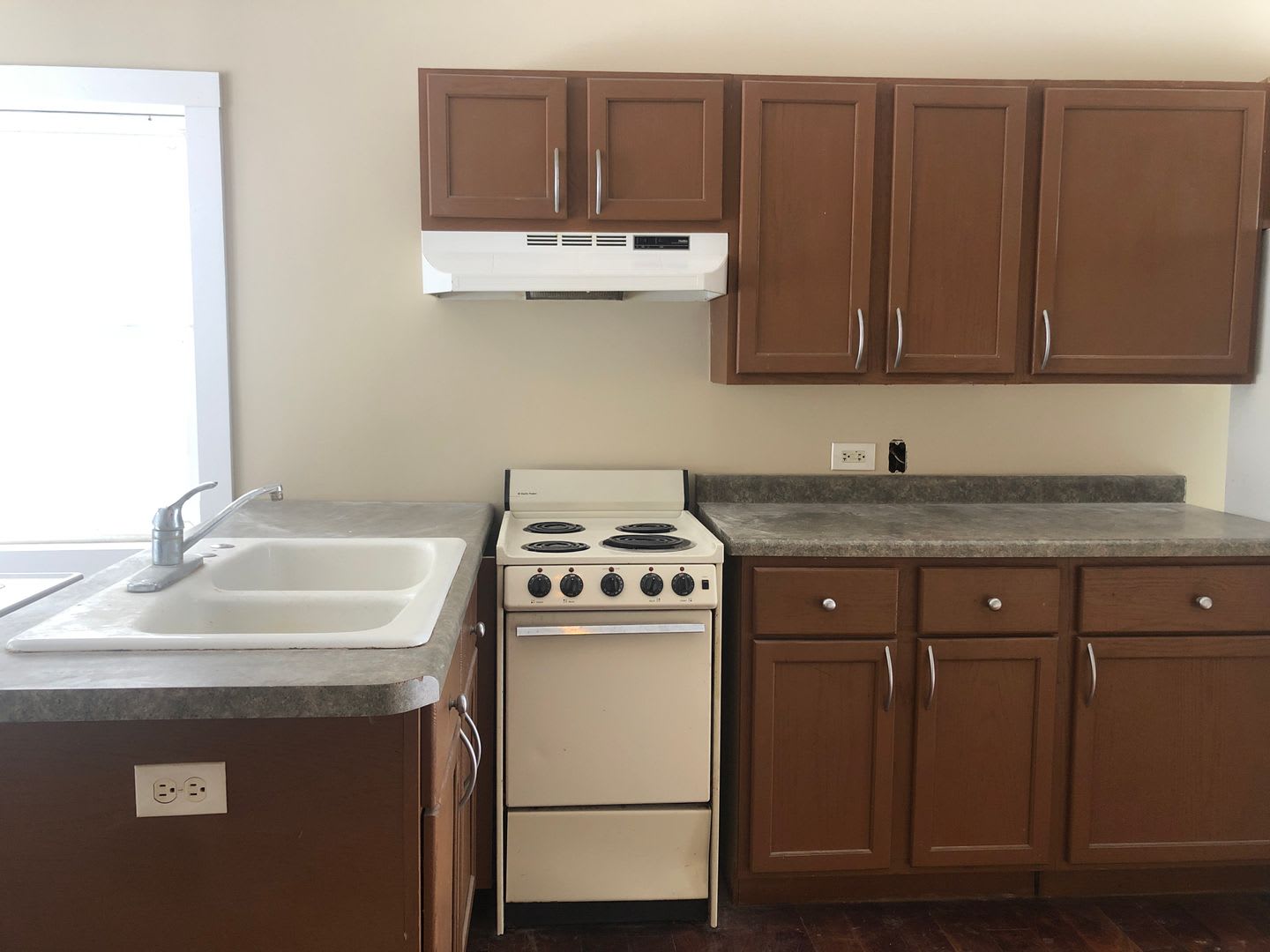 Cute 2 Bedroom in Wonder Lake! Large Fenced Yard! – photo 3