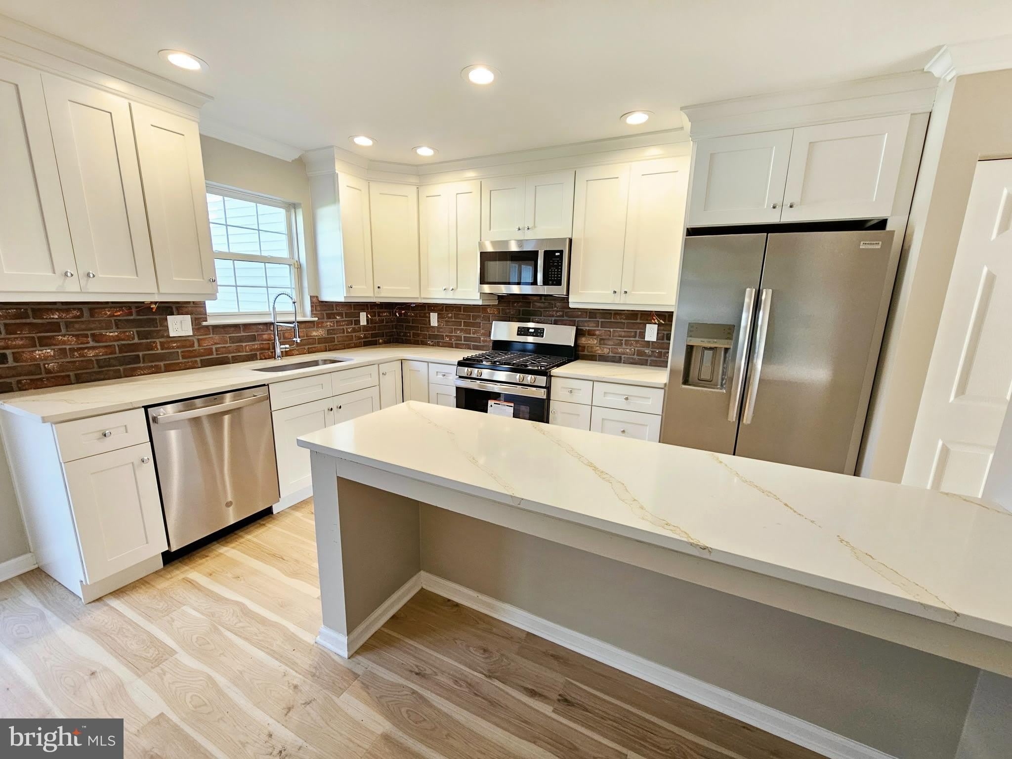 750 E MARSHALL Street – photo 2