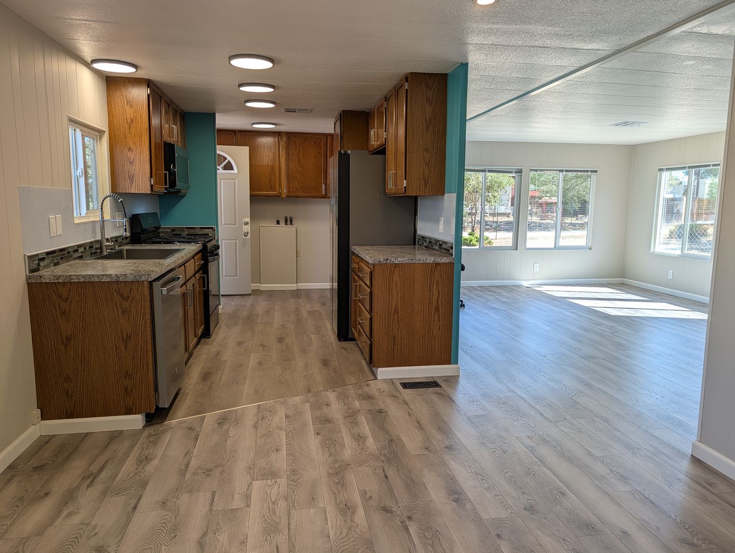 Available Now, beautifully remodeled home 3 bed 2 bath located in Sun Valley – photo 2