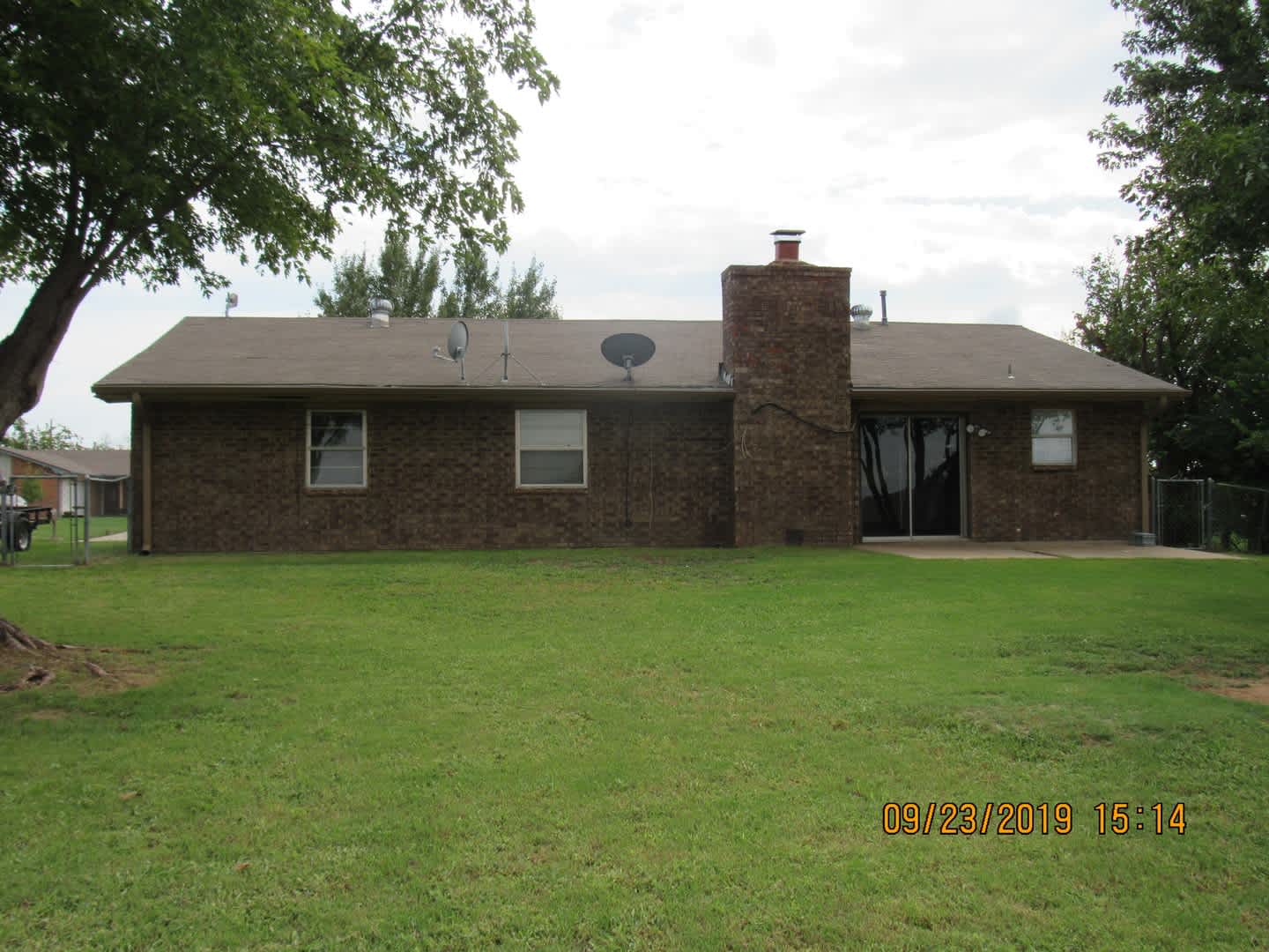 East side! Updated! Granite counter tops! Hard surface flooring throughout! – photo 3