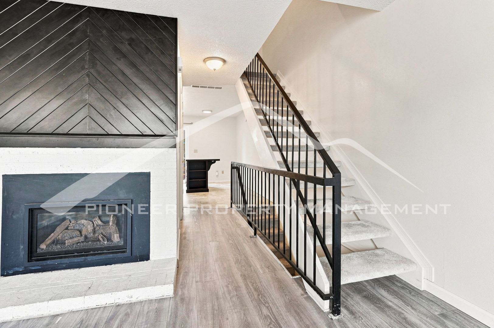 Spacious Townhouse with Central AC and Washer/Dryer – photo 4