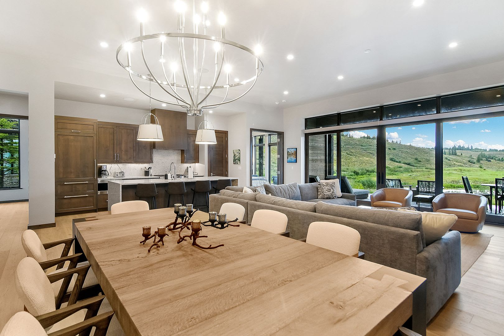 All Utilities Included Luxury Rental Is An Entertainers Dream Space Views Amenities Easily Go To And From The Mountain With Moonlit Soaks In The Hot Tub – photo 2