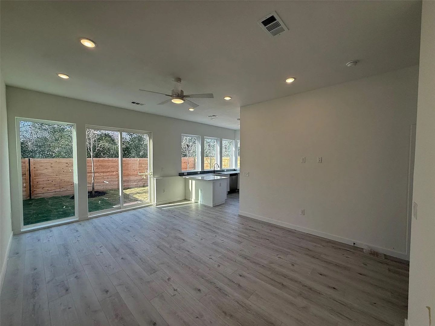 Room in 2 Bedroom Home at Riverside Farms Rd – photo 4