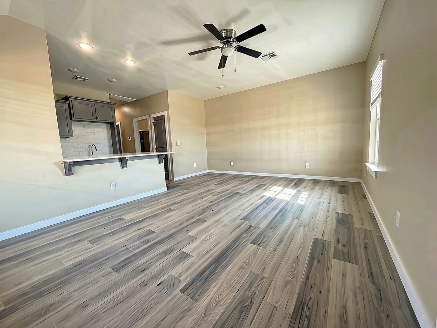 Modern 3-Bedroom Duplex Unit – photo 3