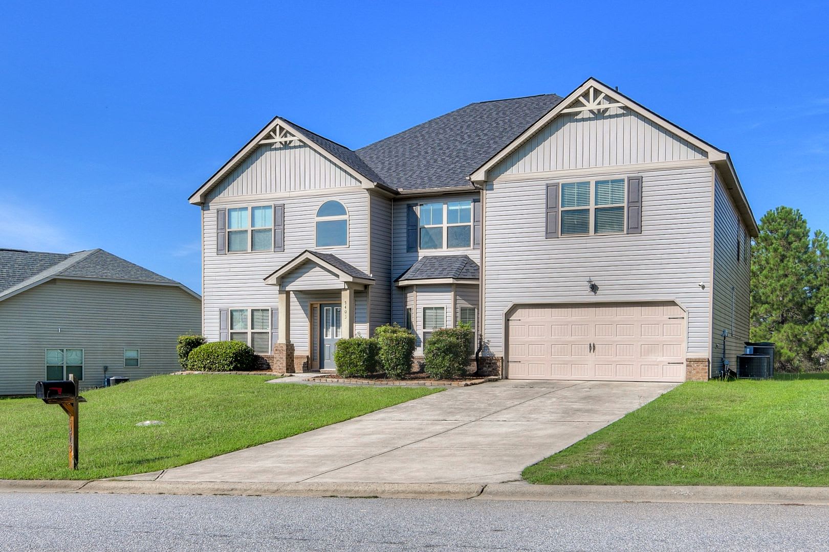 Freshly Repainted Large Home – photo 3