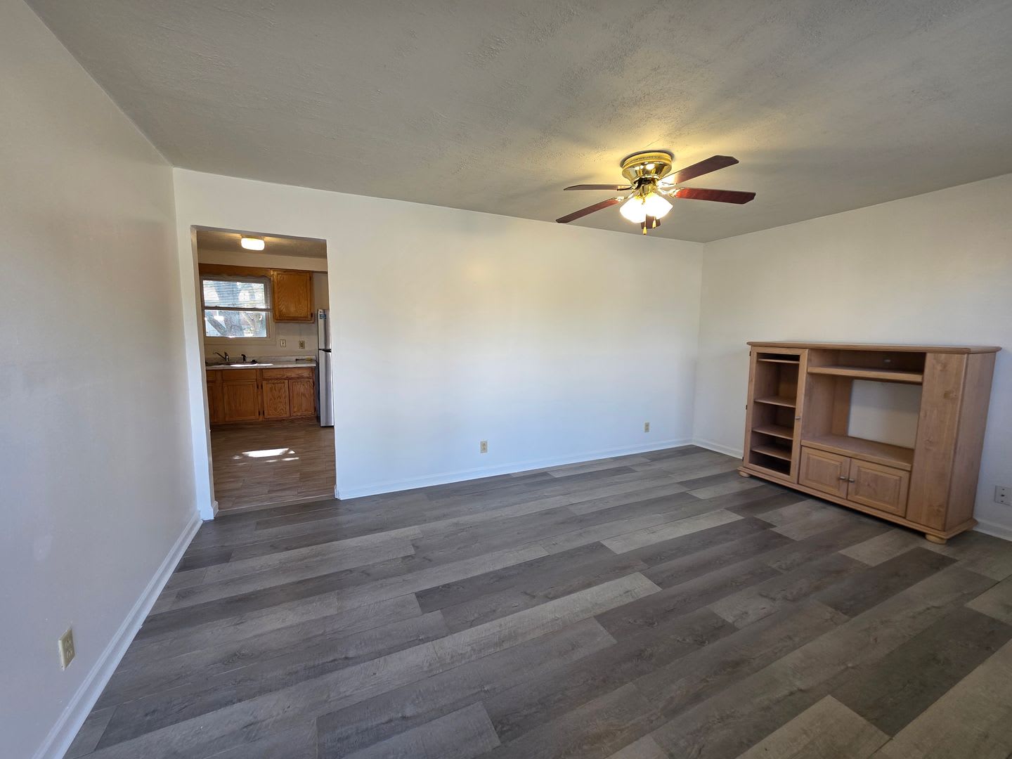 Charming 3-Bedroom Home with Spacious Backyard & Modern Amenities – photo 2