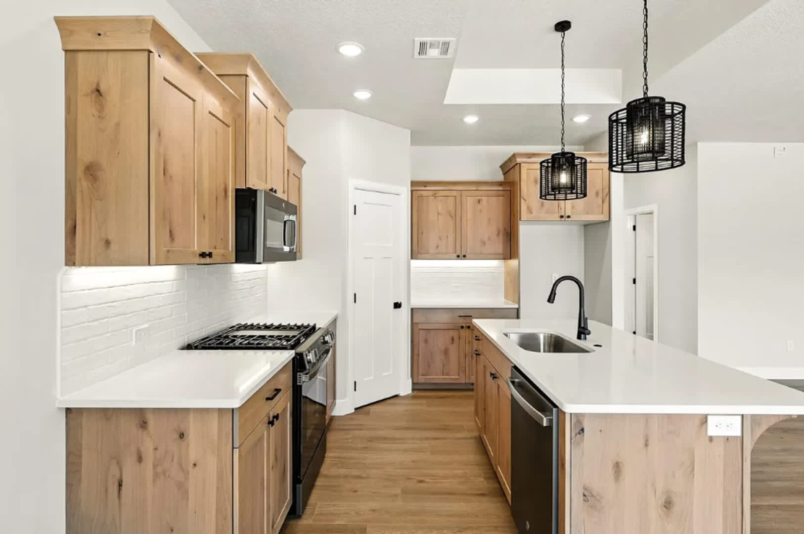 Modern Living with Extra Space in Enoch – photo 4