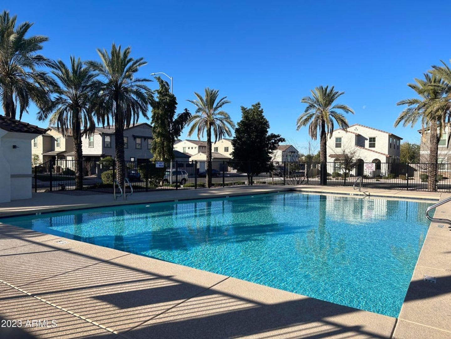 Gorgeous 4 bedroom, 3.5 bath w/2 car garage. Great location in Mesa! – photo 4
