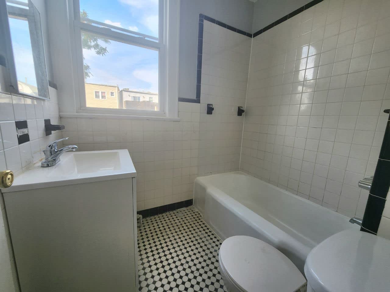 261 New York Ave – photo 4