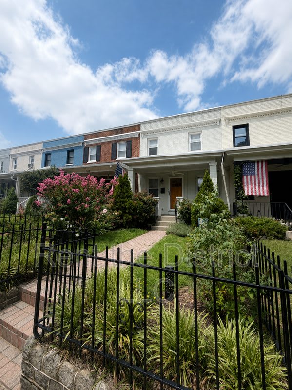 1910 D Street NE – photo 1
