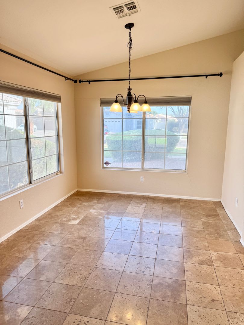 Beautiful 3 bed/2 bath home with tons of upgrades in Gilbert! Close to downtown! – photo 5