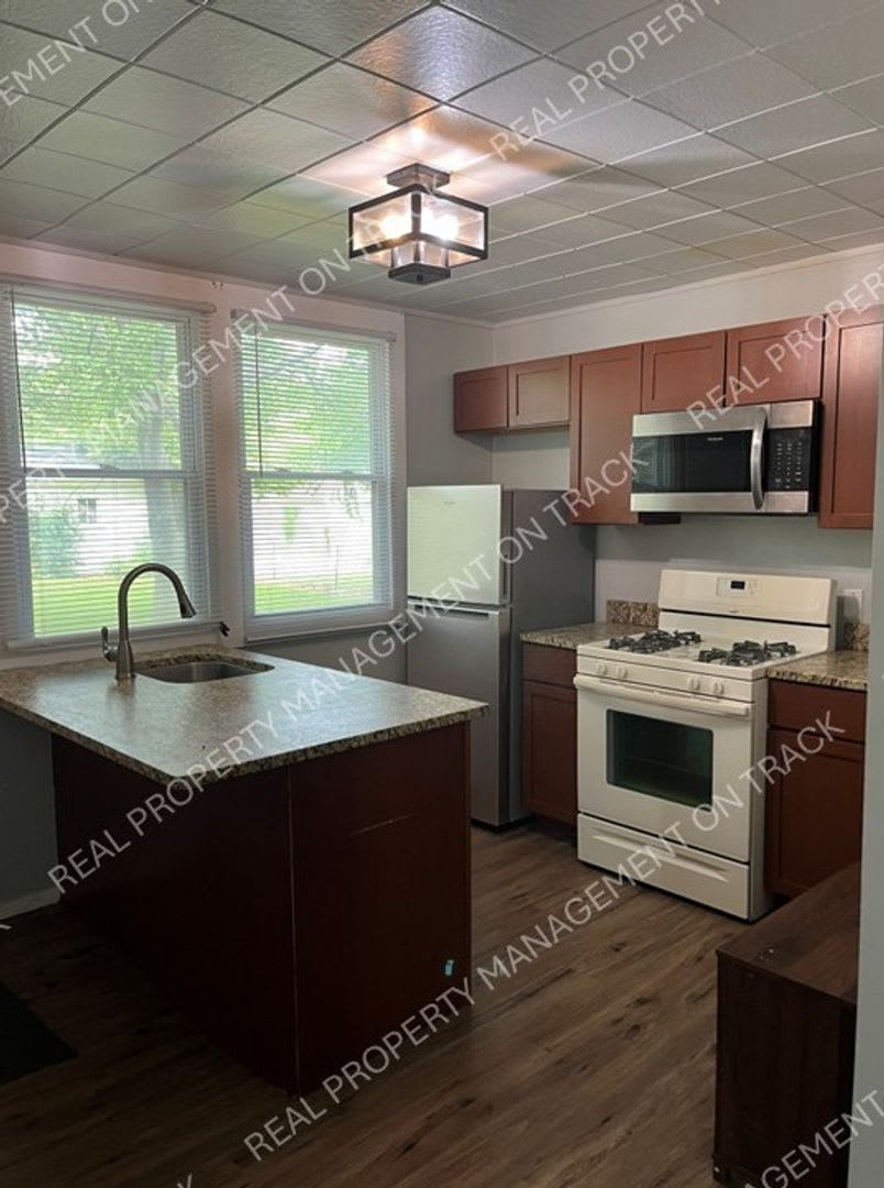 Charming 2Bed/1Bath Rockford Bungalow – photo 2