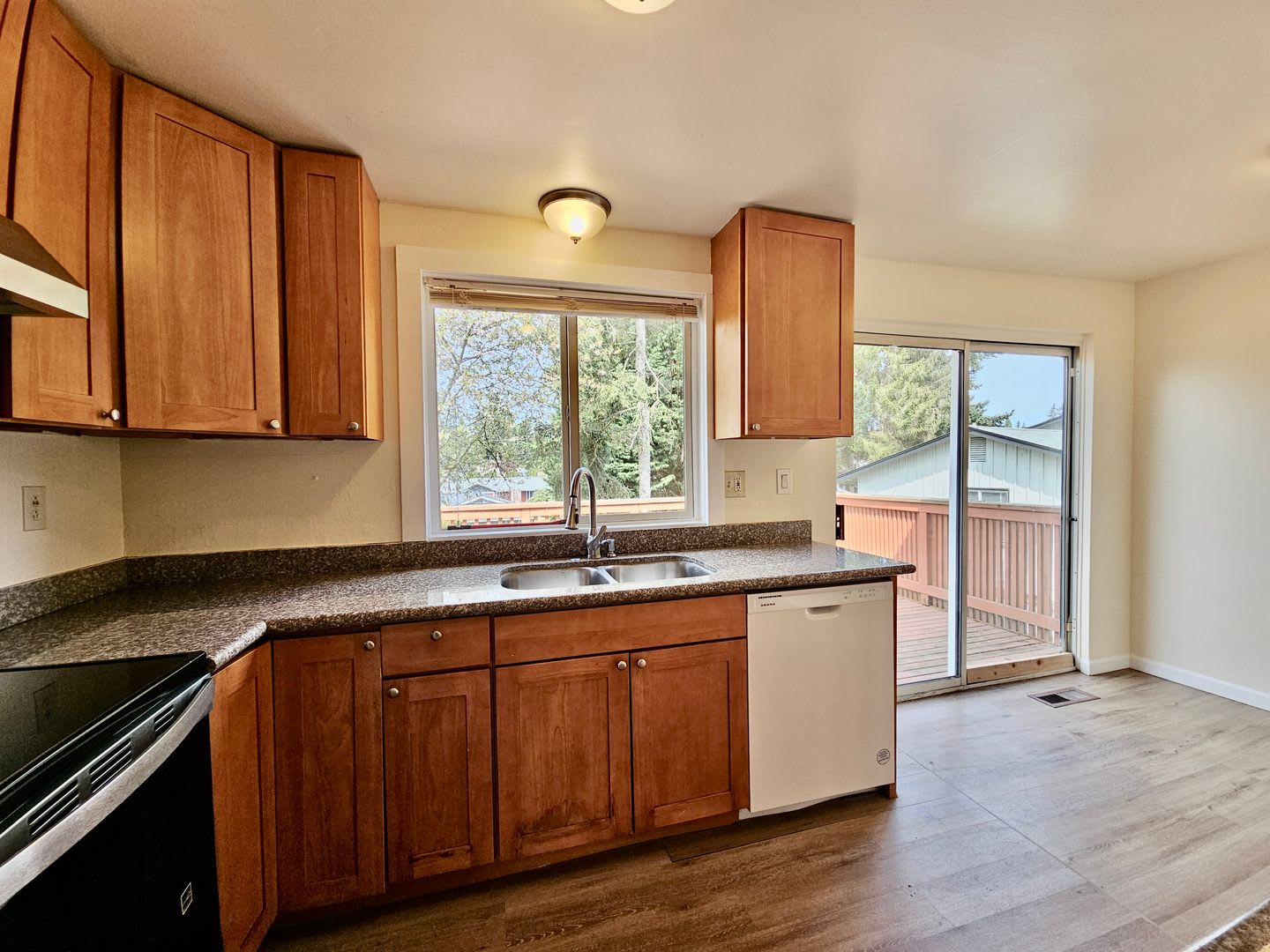 Beautiful Updated 4Br Home With Large Yard Deck – photo 4