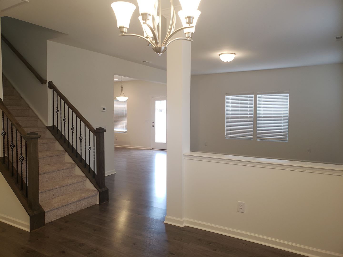 Gorgeous 4 Bed, 2.5 Bath with 2 Car Garage – photo 3