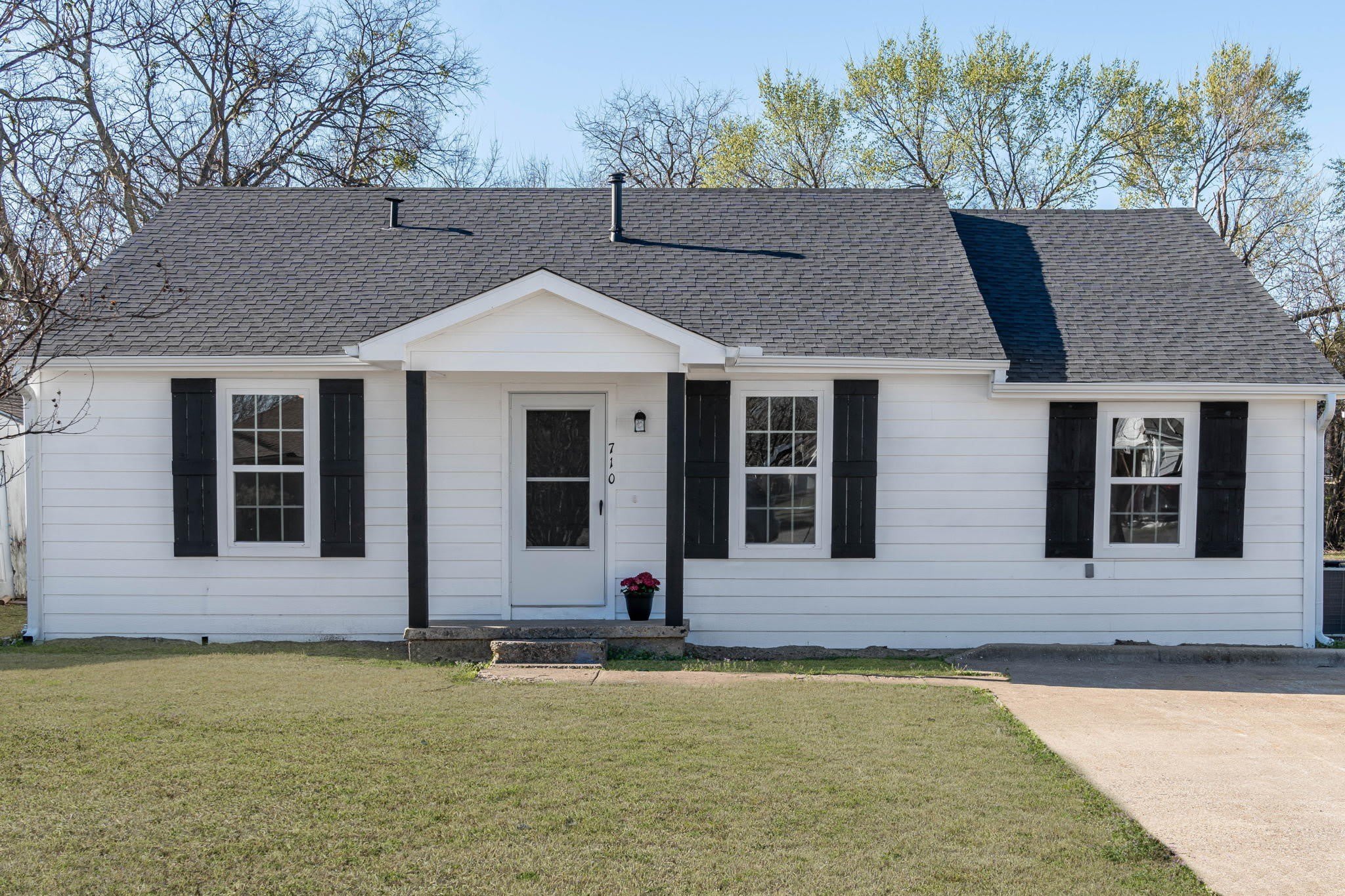 710 W Elm Street – photo 1