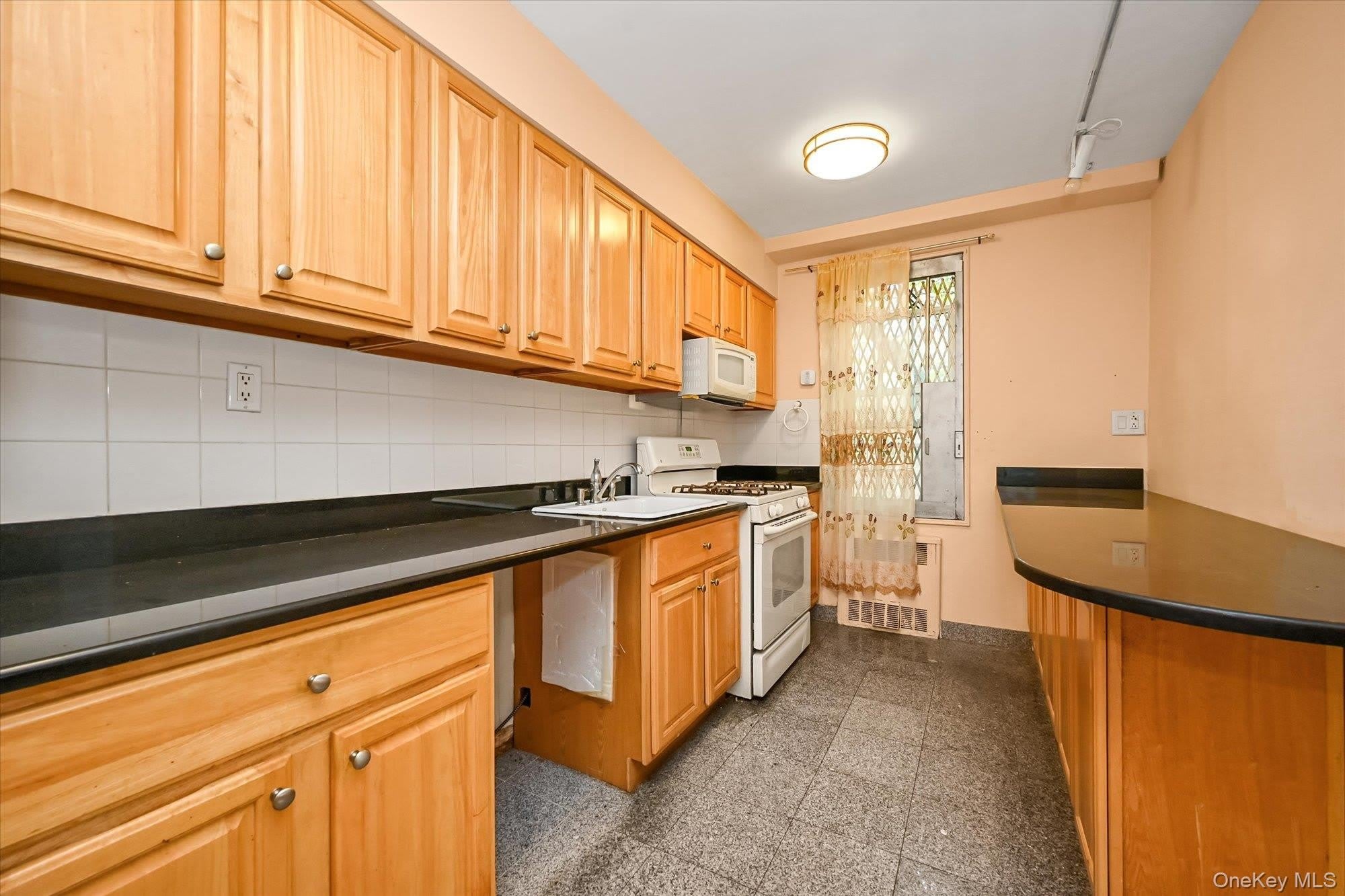 140-18 Burden Crescent – photo 4