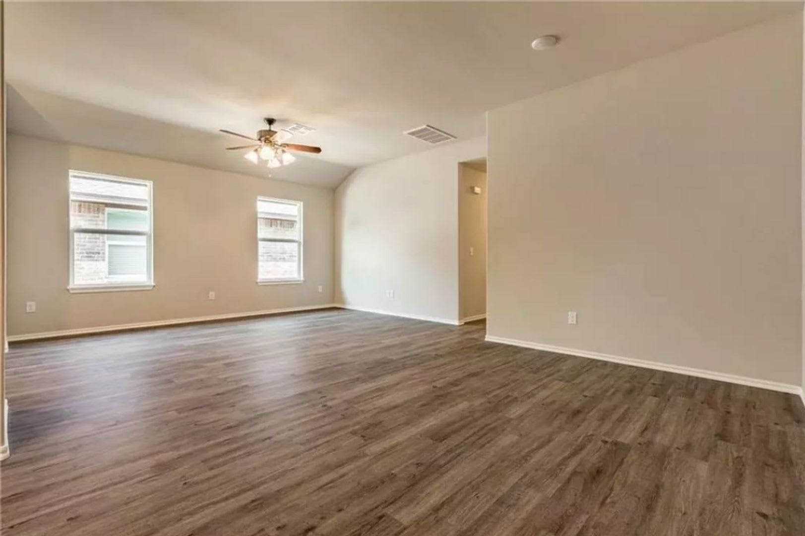 Modern finishes, low traffic cul-de-sac, walking track, walk to downtown Edmond events! – photo 2