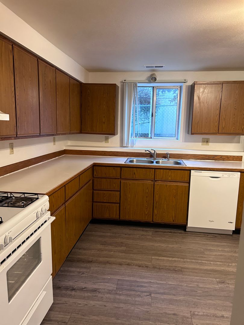 Cheney 3-Bedroom 1-Bathroom Apartment – photo 4