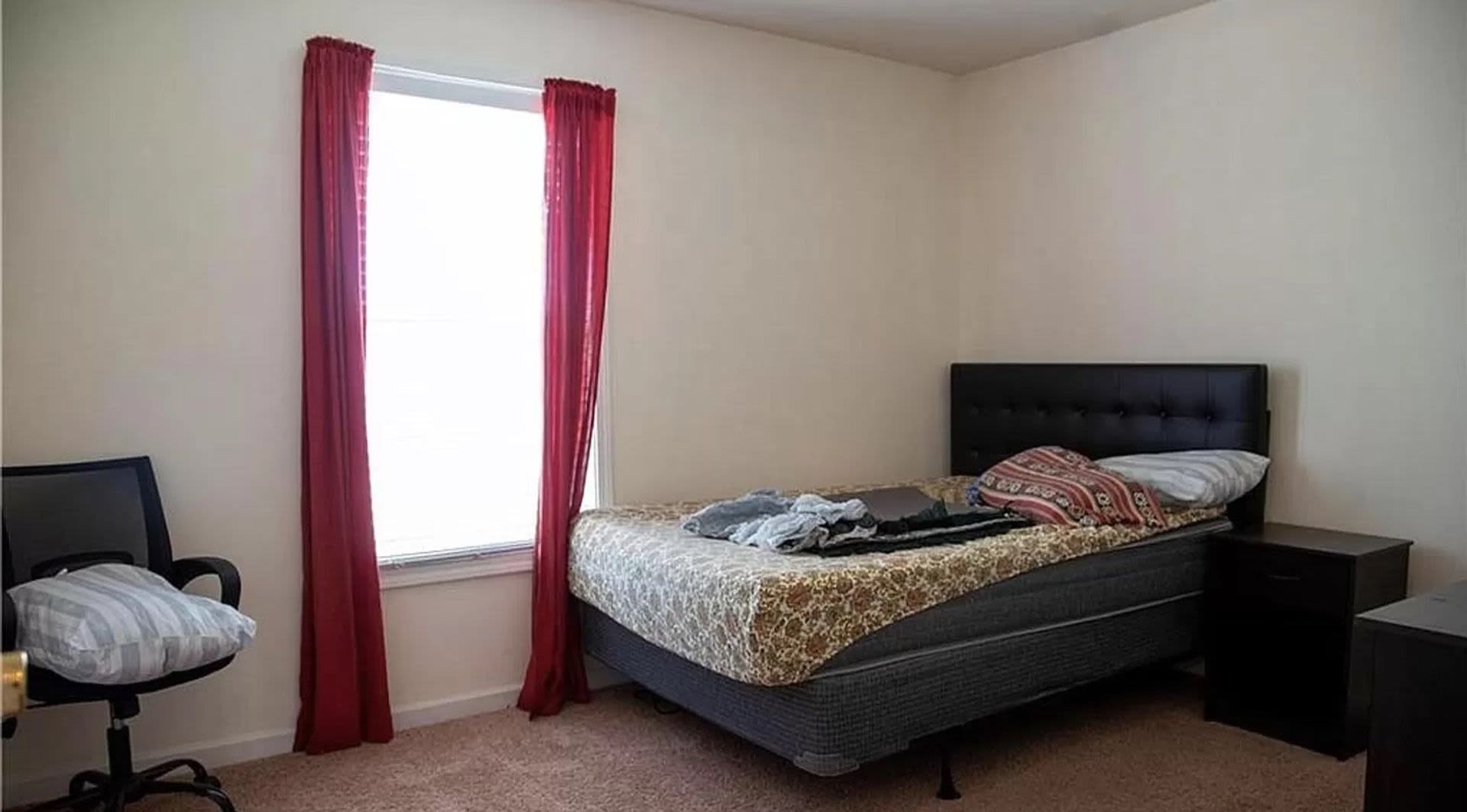 Room in 3 Bedroom Home at Plaza Walk Dr – photo 4