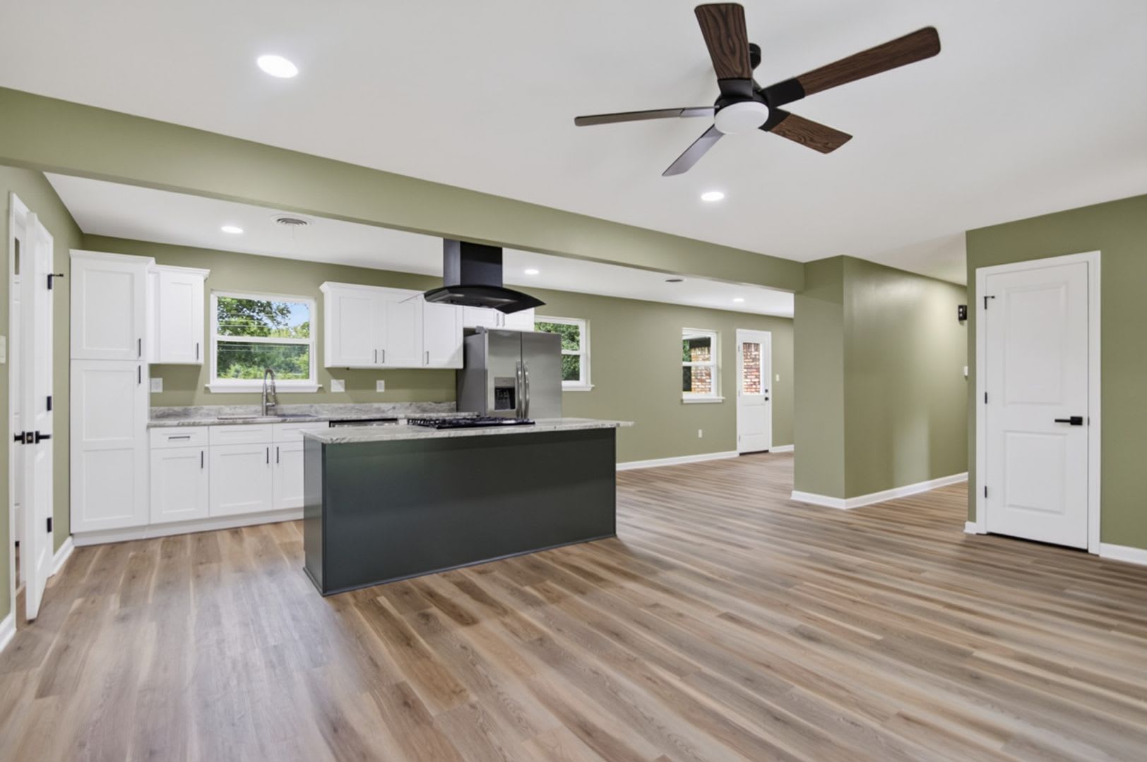 Fully Renovated 4 Bedroom Home With Brand New Kitchen New Flooring Spacious Lot – photo 4
