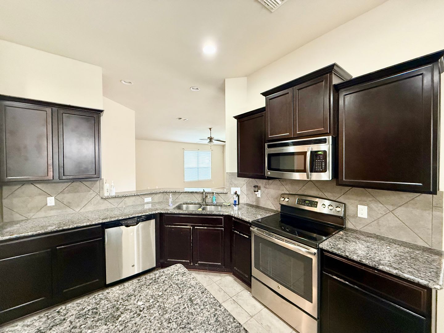 Spacious 4-Bedroom Home on Quiet Cul-de-Sac – photo 2