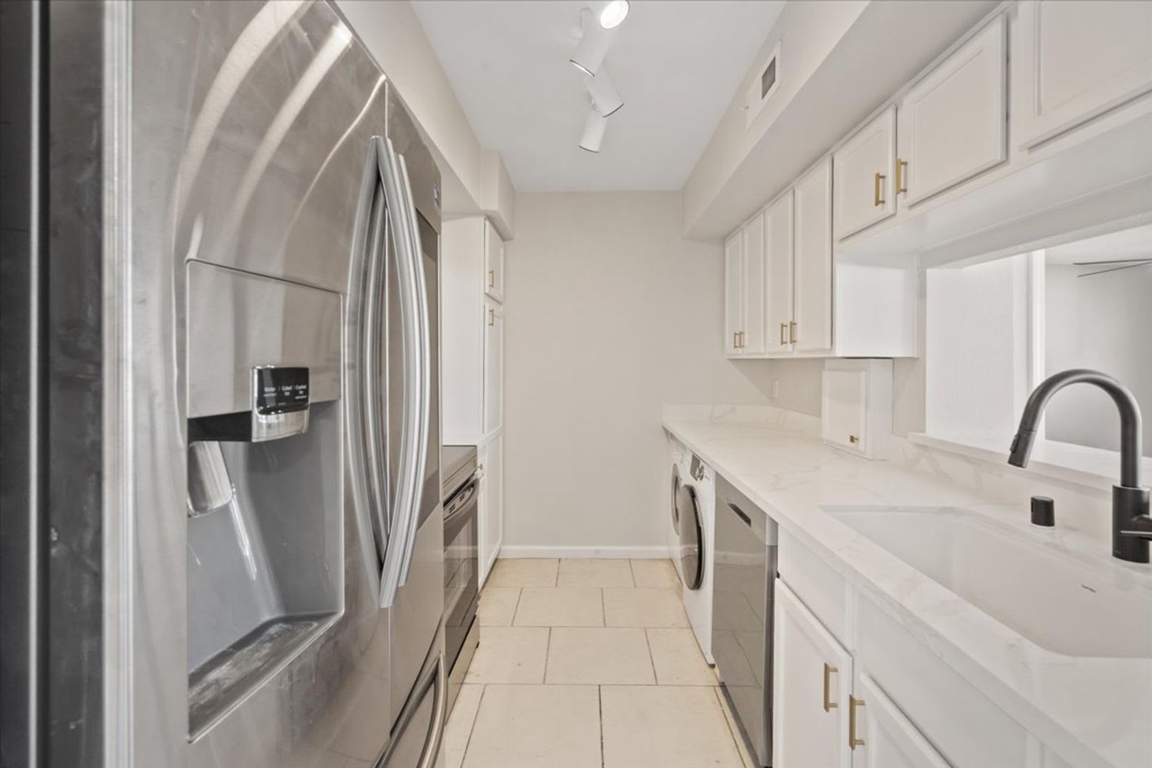 RENOVATED 3BD/2BA LV COUNTRY CLUB GUARD GATED – photo 3