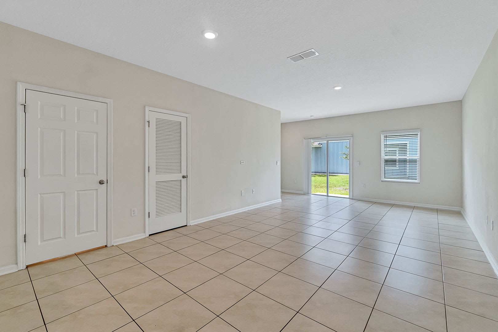 Stunning 3 Bed 2.5 Bath Townhouse! – photo 2
