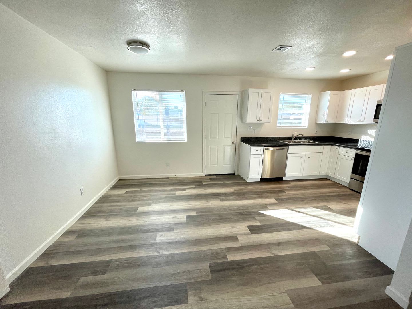 Great 3 Bedroom Home Near Splash Pad and Hualapai Elementary School! – photo 5