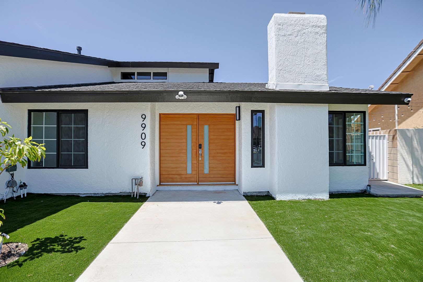 Luxury Fully Remodeled 4 Bed + 1 den / 4 Bath Home Near Mile Square Park – Approx. 2,500 Sq. Ft. – photo 2