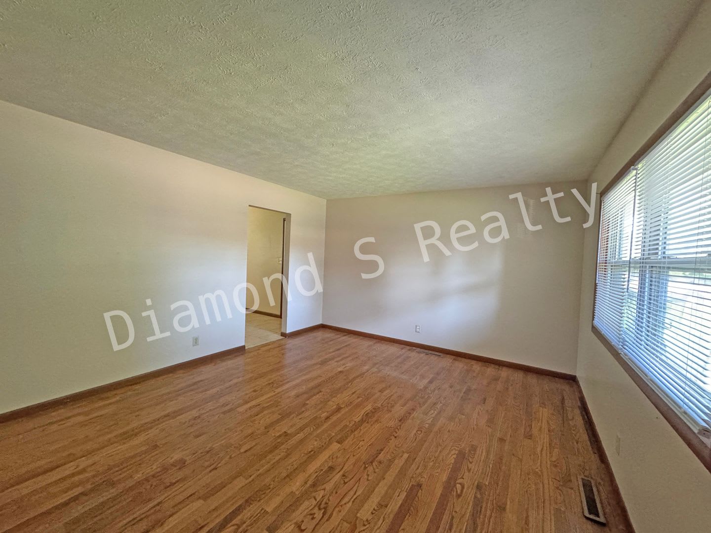 Charming 3 Bedroom Home Available Now – photo 3