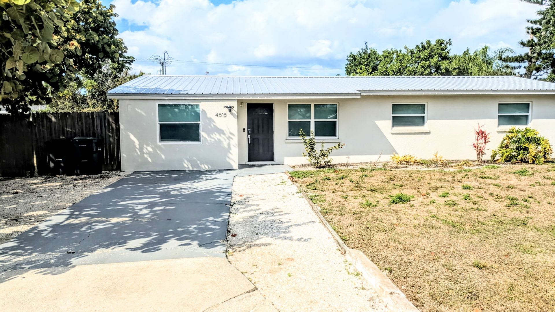 Short Term Vacation Rental Updated 4 Bedroom Pool Home With Spacious Living Areas – photo 2